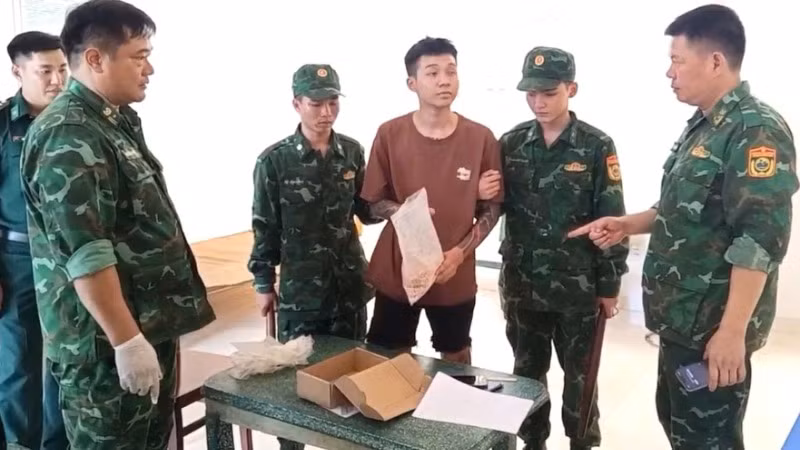 Lực lượng chức năng bắt giữ Hoàng Duy Quang đang vận chuyển thuê ma túy từ Campuchia về Việt Nam, gần Trạm Biên phòng cửa khẩu Mỹ Quý Tây, xã Mỹ Quý Tây, huyện Đức Huệ, tỉnh Long An.