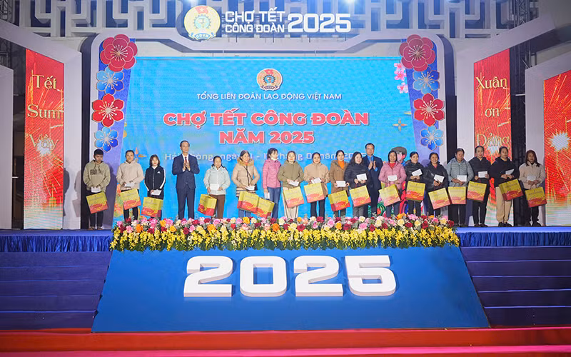 Lãnh đạo Tổng Liên đoàn Lao động Việt Nam và thành phố Hải Phòng trao quà Tết tặng người lao động có hoàn cảnh khó khăn tại chương trình Chợ Tết Công đoàn năm 2025. (Ảnh ĐÀM THANH)