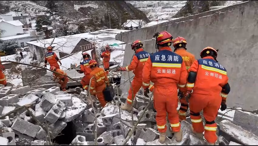 Lực lượng chức năng đang tìm kiếm, cứu hộ. (Ảnh: people.com.cn)