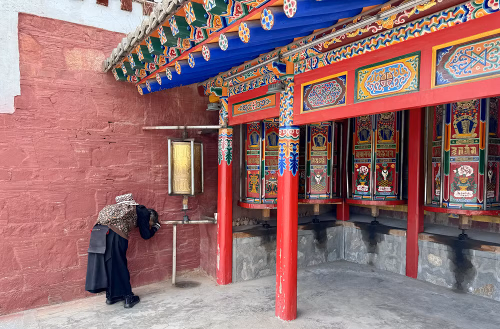 Người dân địa phương lễ bái rất nhập tâm.