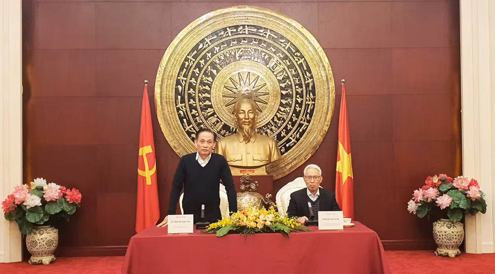 Đồng chí Lê Hoài Trung thăm và làm việc với tập thể cán bộ Đại sứ quán Việt Nam tại Trung Quốc.