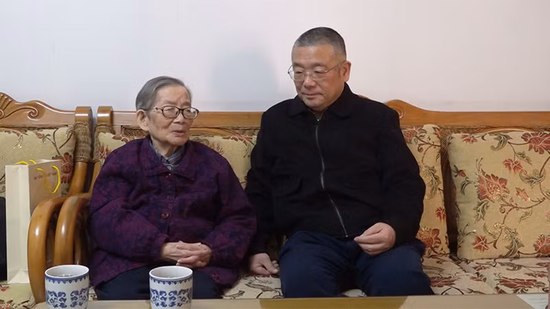Ông Vi Tiêu Nghị và bà Hứa Kỳ Sảnh, phu nhân Thượng tướng Vi Quốc Thanh.