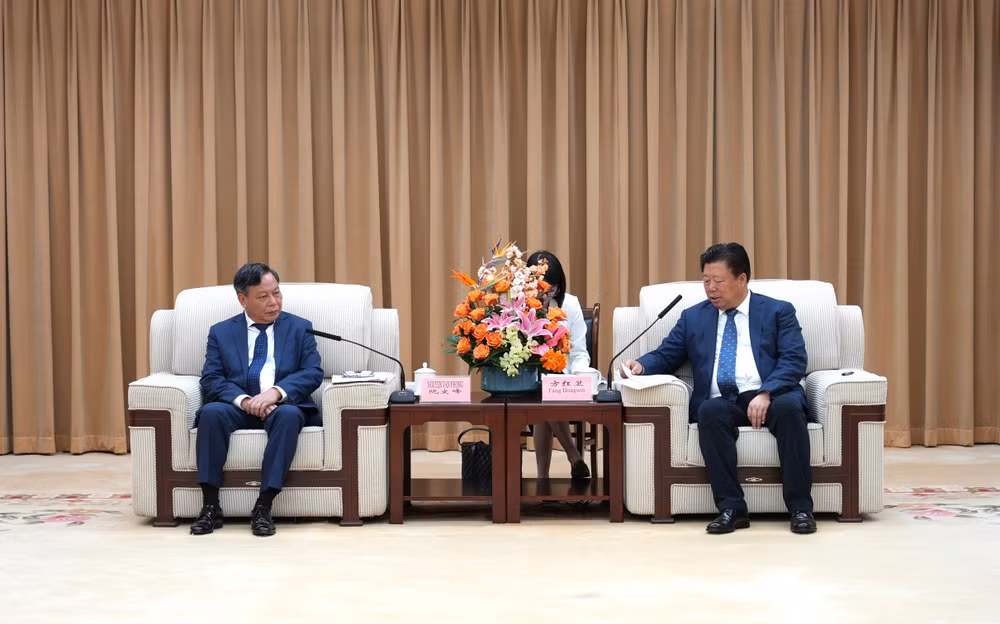 Đồng chí Nguyễn Văn Phong, Phó Bí thư Thành ủy Hà Nội và đồng chí Phương Hồng Vệ, Ủy viên Ban Thường vụ Tỉnh ủy Thiểm Tây, Bí thư Thành ủy Tây An.