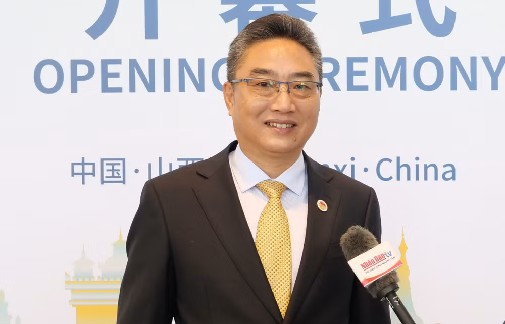 Tổng Thư ký Trung tâm Trung Quốc-ASEAN Sử Trung Tuấn trả lời phỏng vấn của phóng viên Báo Nhân Dân thường trú tại Trung Quốc.