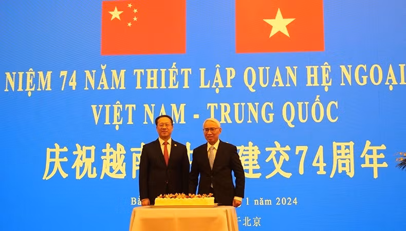 Đại sứ Phạm Sao Mai (phải) và Thứ trưởng Ngoại giao Trung Quốc Mã Triều Húc tại lễ kỷ niệm. (Ảnh: HỮU HƯNG)