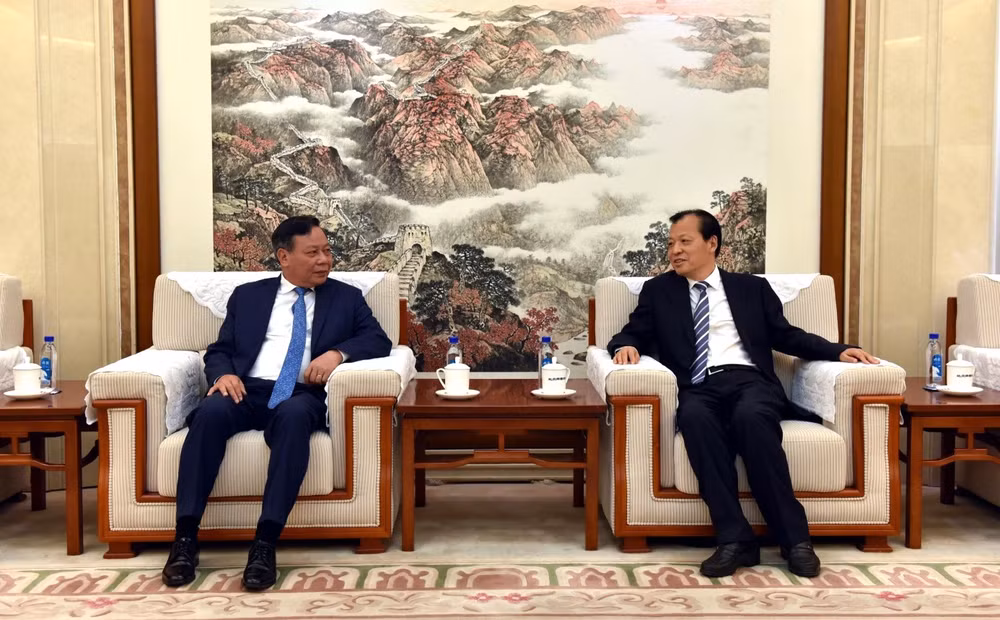 Đồng chí Nguyễn Văn Phong, Phó Bí thư Thành ủy Hà Nội và đồng chí Lưu Vĩ, Ủy viên Trung ương Đảng, Phó Bí thư Thành ủy Bắc Kinh trao đổi ý kiến tại buổi hội kiến.