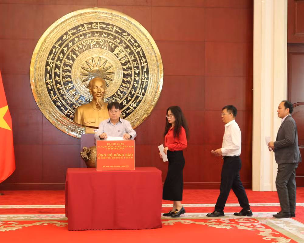 Cán bộ, nhân viên Đại sứ quán quyên góp ủng hộ đồng bào bị thiệt hại do bão số 3.