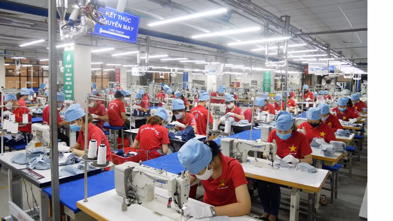 Sản xuất hàng dệt may xuất khẩu tại Tổng công ty May 10. Sản xuất hàng dệt may xuất khẩu tại Tổng công ty May 10.