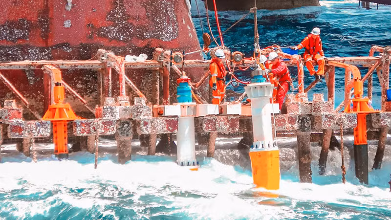 Công tác an toàn lao động trên các công trình dầu khí được giám sát chặt chẽ và thực hiện nghiêm túc.