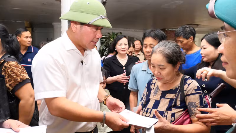 Phó Tổng Giám đốc PVN Đỗ Chí Thanh trao quà ủng hộ đồng bào bị thiệt hại của cơn bão số 3.