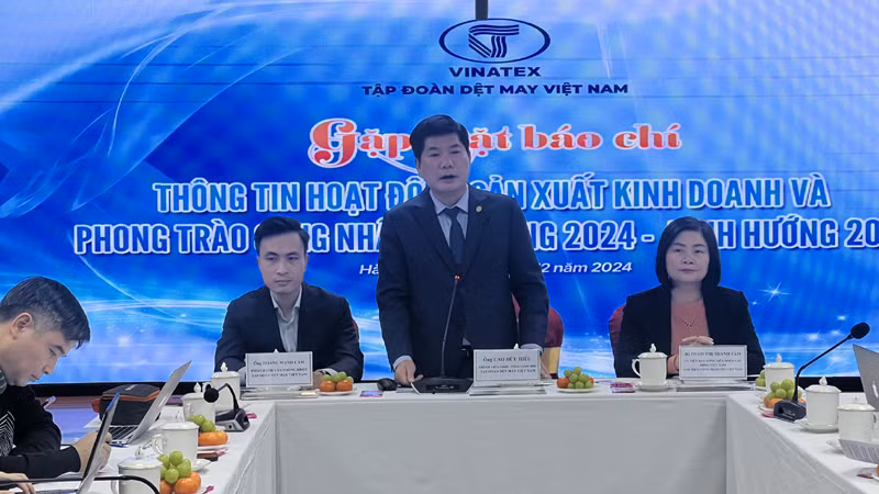Tổng Giám đốc Vinatex Cao Hữu Hiếu thông tin tình hình sản xuất kinh doanh của Tập đoàn tại buổi gặp mặt báo chí Tổng Giám đốc Vinatex Cao Hữu Hiếu thông tin tình hình sản xuất kinh doanh của Tập đoàn tại buổi gặp mặt báo chí