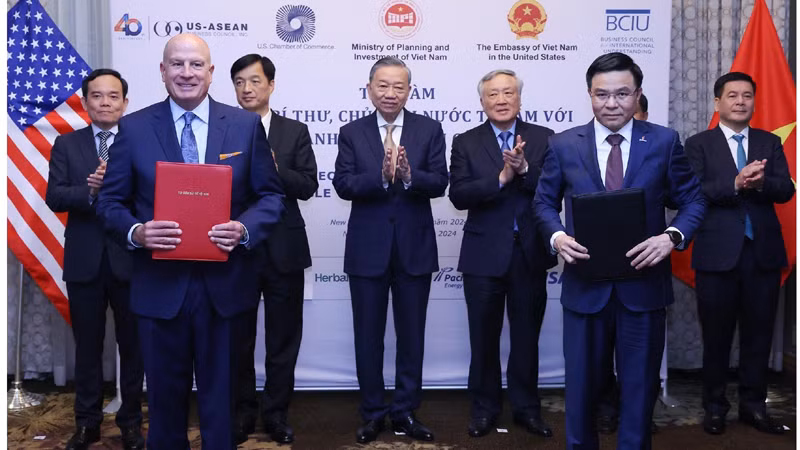 Tổng Bí thư, Chủ tịch nước Tô Lâm chứng kiến lễ trao thỏa thuận hợp tác giữa PVN và Công ty GE Digital International LLC. Tổng Bí thư, Chủ tịch nước Tô Lâm chứng kiến lễ trao thỏa thuận hợp tác giữa PVN và Công ty GE Digital International LLC.