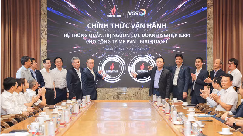 Lãnh đạo PVN và các đơn vị đối tác thực hiện nghi thức chính thức vận hành hệ thống ERP.
