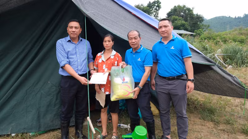 Lãnh đạo tỉnh Lào Cai thăm, tặng quà người dân đang tạm cư tại trụ sở UBND xã Cốc Lầu.