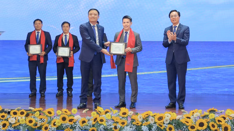 Tổng Giám đốc PV GAS nhận vinh danh của Petrovietnam cho đơn vị điển hình xuất sắc của Tập đoàn.