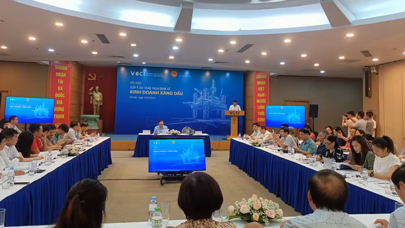 Phó Tổng thư ký kiêm Trưởng ban Pháp chế VCCI Đậu Anh Tuấn phát biểu tại hội thảo.