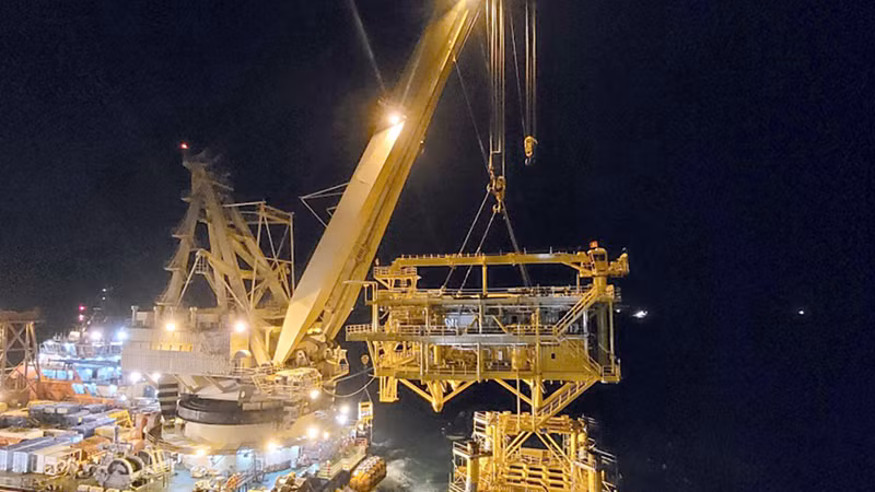 Lắp đặt thành công khối thượng tầng giàn BK-23.