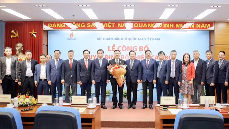Lãnh đạo Ủy ban Quản lý Vốn Nhà nước, Đảng ủy Khối Doanh nghiệp Trung ương, PVN chúc mừng Tân Tổng Giám đốc PVN Lê Ngọc Sơn.