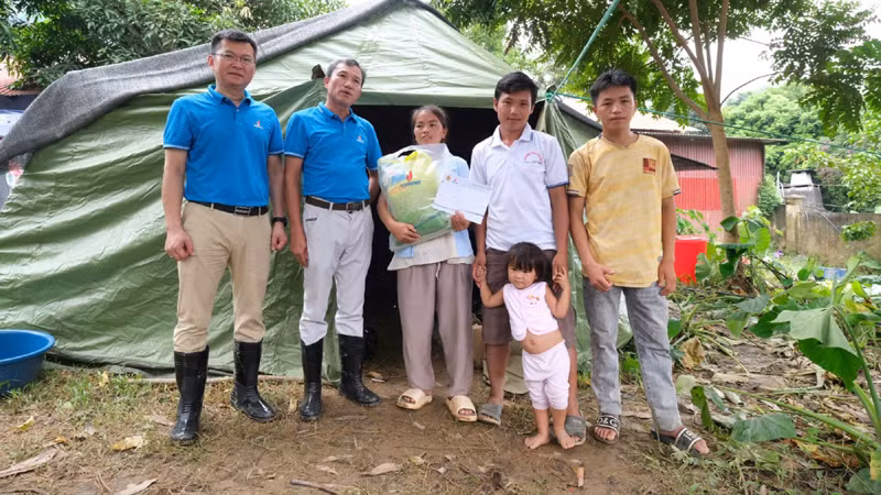 Lãnh đạo đơn vị thành viên của PVN thăm, tặng quà người dân đang tạm cư tại UBND xã Cốc Lầu.