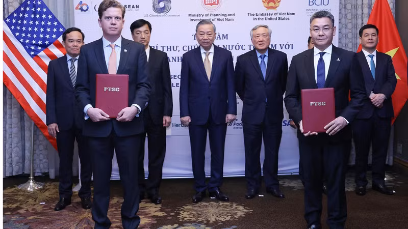Tổng Bí thư, Chủ tịch nước Tô Lâm chứng kiến lễ trao thỏa thuận hợp tác giữa PTSC và Công ty Excelerate Energy. Tổng Bí thư, Chủ tịch nước Tô Lâm chứng kiến lễ trao thỏa thuận hợp tác giữa PTSC và Công ty Excelerate Energy.