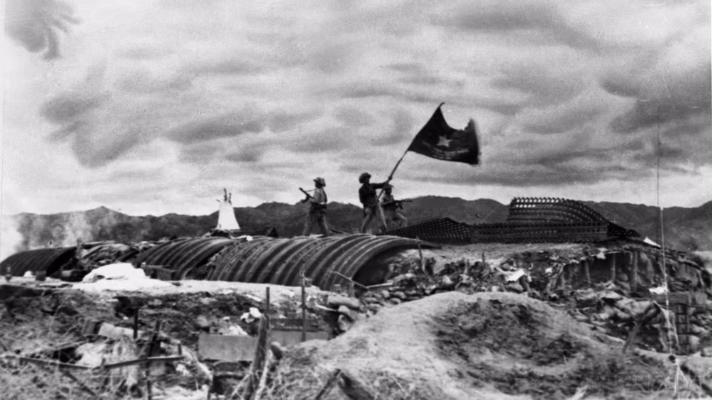 Ngày 7/5/1954, toàn bộ tập đoàn cứ điểm của địch ở Điện Biên Phủ đã bị quân ta tiêu diệt, lá cờ "Quyết chiến Quyết thắng" đang phấp phới bay trên nóc hầm Đờ-cát. (Ảnh: TTXVN)