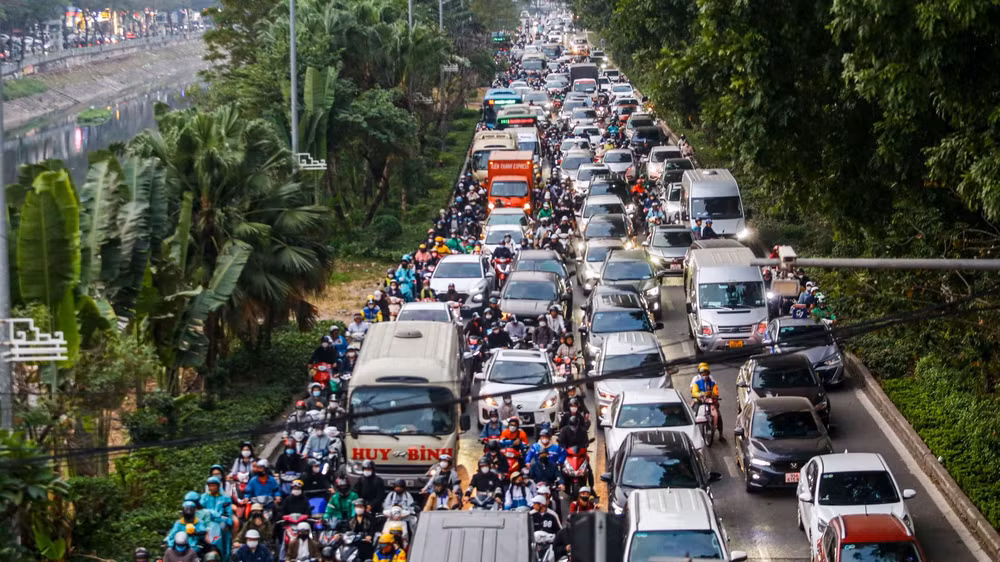 Đường Láng thường xuyên quá tải, ùn tắc.