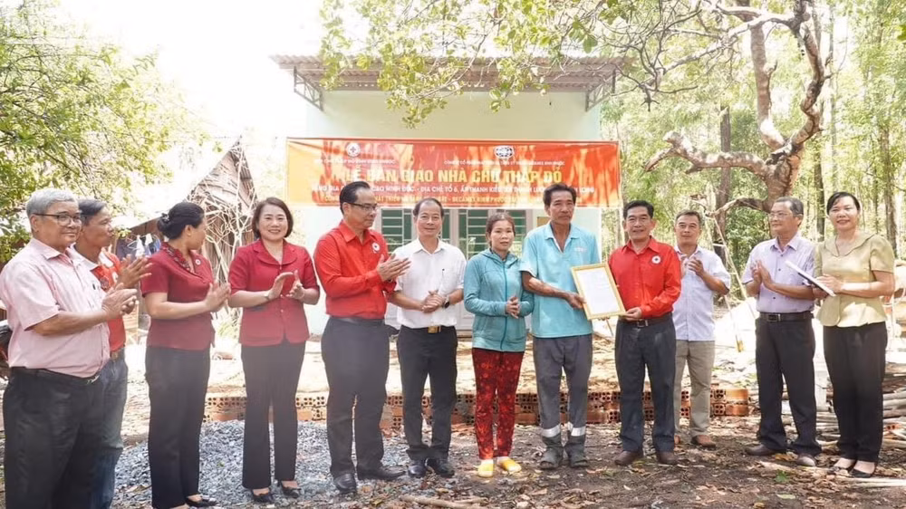 Hội Chữ thập đỏ tỉnh Bình Phước trao nhà "chữ thập đỏ" cho gia đình khó khăn về nhà ở.