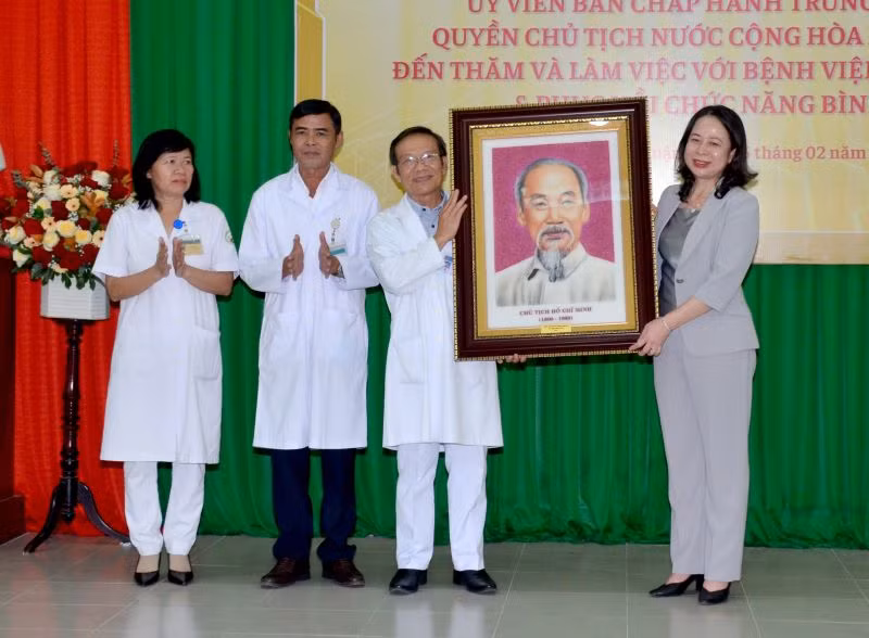 Quyền Chủ tịch nước Võ Thị Ánh Xuân tặng ảnh chân dung Chủ tịch Hồ Chí Minh cho Bệnh viện Y học cổ truyền và Phục hồi chức năng tỉnh Bình Thuận.