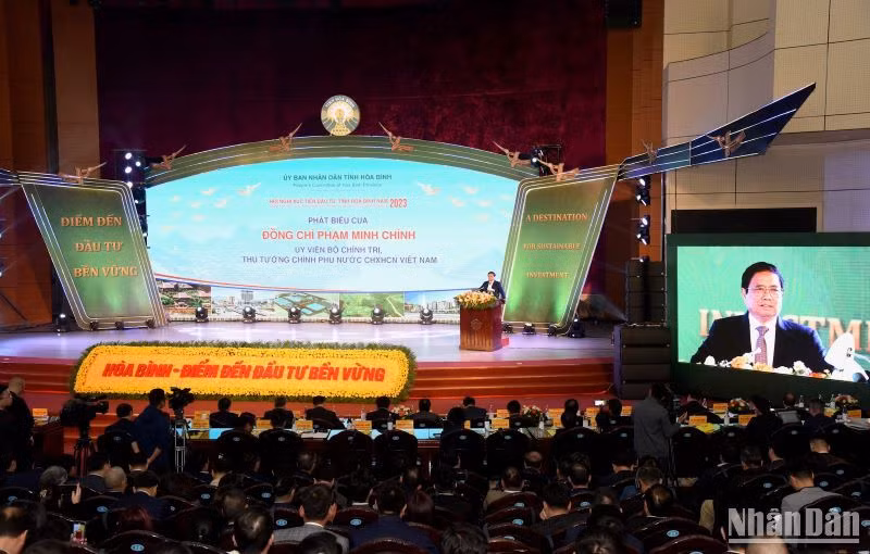 Thủ tướng Phạm Minh Chính phát biểu tại Hội nghị xúc tiến đầu tư tỉnh Hòa Bình.