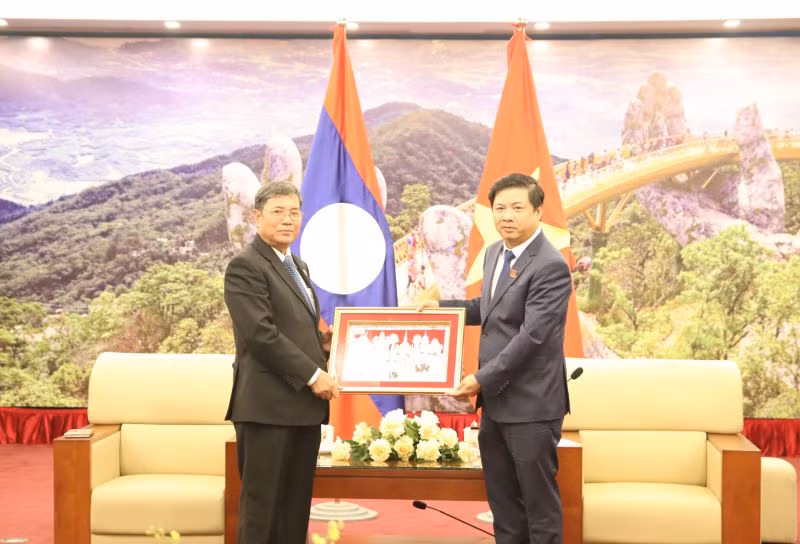 Đồng chí Khăm-bay Đăm-lắt, Ủy viên Trung ương Đảng, Phó Chủ tịch Quốc hội Lào tặng bức tranh kỷ niệm cho Đà Nẵng.