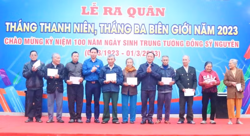 Các đại biểu tặng quà cho gia đình chính sách xã Quảng Trung.