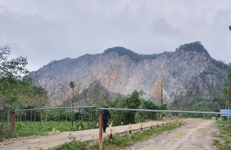 Mỏ đá nơi xảy ra vụ tai nạn làm chết người. 