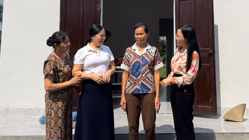Các đồng chí lãnh đạo phường Hưng Trí (thị xã Kỳ Anh) chia sẻ niềm vui về ngôi nhà mới cùng chị Hồ Thị Hấn.