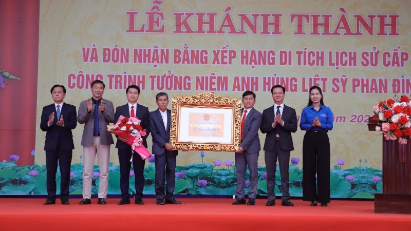 Đại diện lãnh đạo tỉnh Hà Tĩnh trao bằng công nhận di tích lịch sử cấp tỉnh Nhà tưởng niệm Phan Đình Giót.