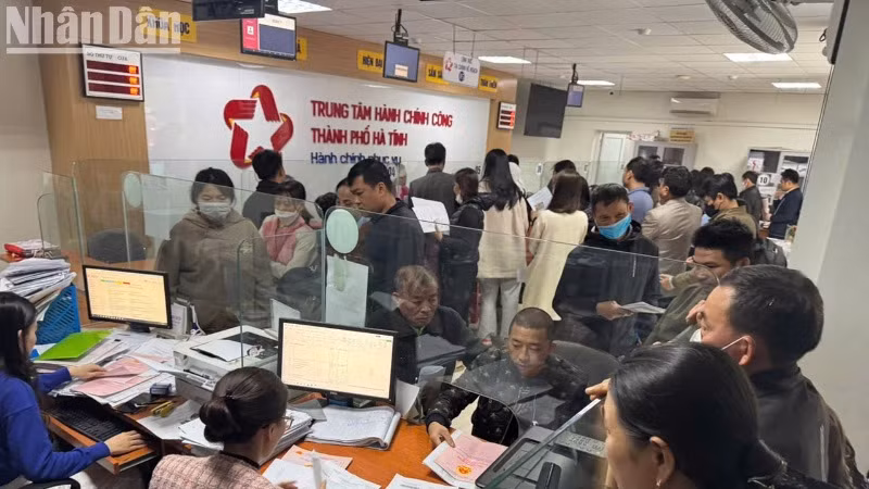 Người dân trên địa bàn thành phố Hà Tĩnh thực hiện việc chỉnh lý biến động trên giấy chứng nhận quyền sử dụng đất.