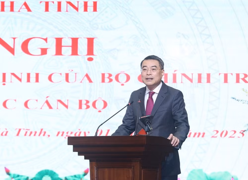 Đồng chí Lê Minh Hưng đề nghị tân Bí thư Tỉnh ủy Hà Tĩnh Nguyễn Duy Lâm cam kết sẽ luôn nỗ lực hết mình, tận tâm, tận tuỵ, nêu cao tính tiền phong, gương mẫu, giữ vững nguyên tắc của Đảng, nói đi đôi với làm.