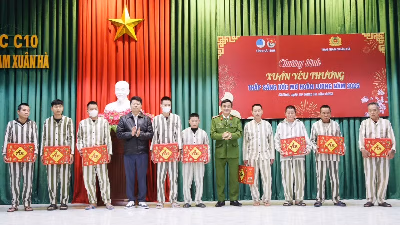 Đại diện ban tổ chức chương trình tặng quà cho các phạm nhân có thành tích cải tạo tốt, các phạm nhân có hoàn cảnh khó khăn đang chấp hành án tại trại giam Xuân Hà.