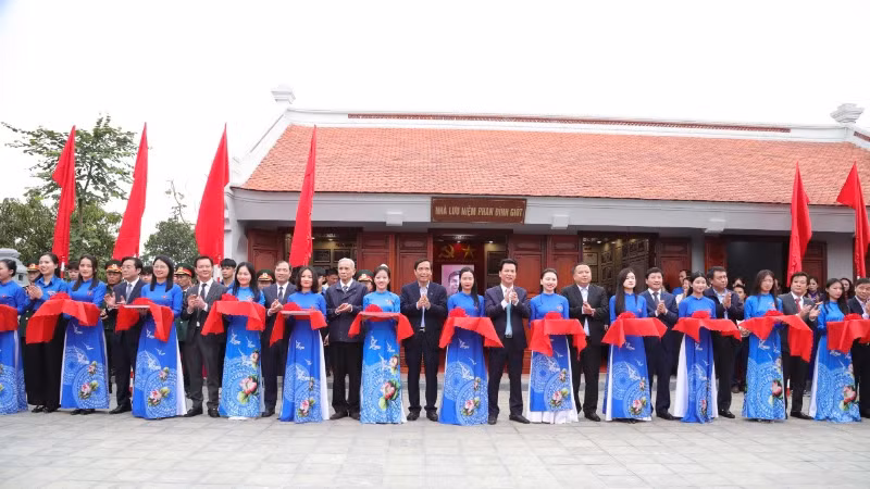 Các đồng chí đại diện lãnh đạo các cơ quan trung ương, địa phương thực hiện nghi lễ cắt băng khánh thành nhà tưởng niệm Anh hùng Phan Đình Giót.
