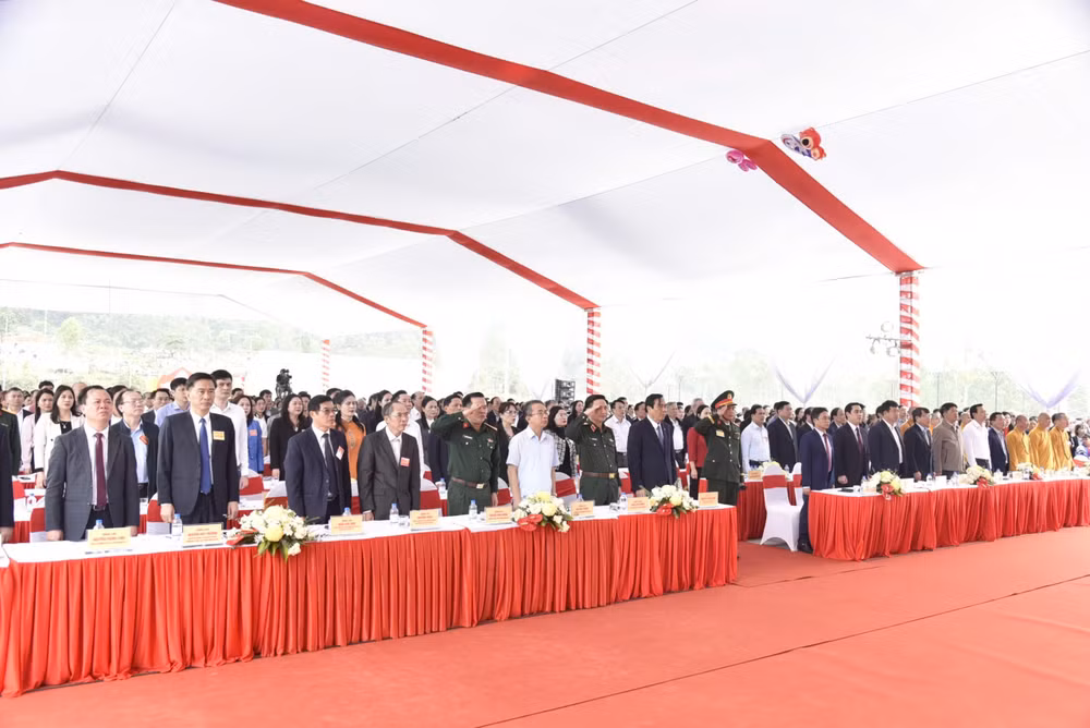 Đông đảo các tầng lớp nhân dân và du khách thành kính dự Đại lễ Giỗ tổ Hùng Vương ở Hà Tĩnh.