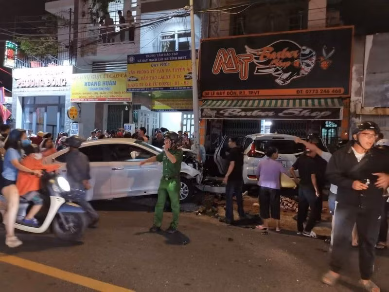 Nhiều người bị thương được người dân và cơ quan chức năng đưa đi cấp cứu.