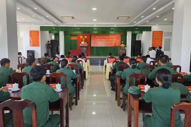 Phó Chủ tịch nước Võ Thị Ánh Xuân thăm cán bộ, chiến sĩ Ban Chỉ huy Biên phòng Cửa khẩu cảng Bà Rịa-Vũng Tàu.