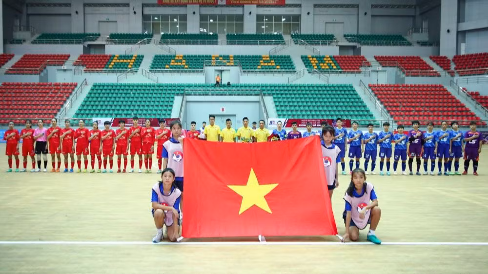 Các đội thực hiện nghi thức chào cờ trước khi bước vào lượt trận đầu tiên sau Lễ khai mạc. 