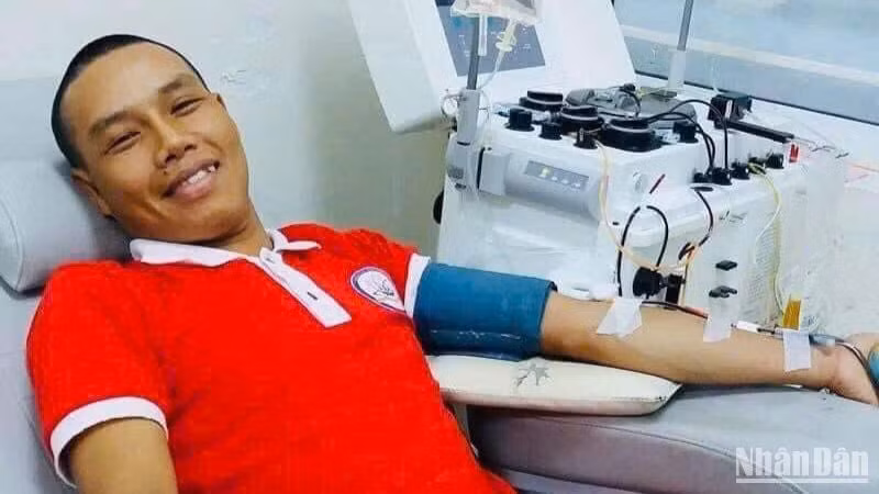 Anh Trần Phước Hùng trong một lần trực tiếp hiến tiểu cầu cứu sống bệnh nhân. Anh Trần Phước Hùng trong một lần trực tiếp hiến tiểu cầu cứu sống bệnh nhân.