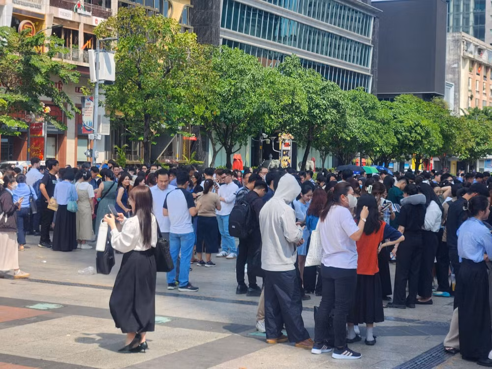Trưa ngày 28/3, nhiều người dân trong các tòa nhà cao tầng ở TP Hồ Chí Minh cảm nhận nhà cửa rung lắc, phải chạy ra ngoài đường. (Ảnh: PV/Báo Tin tức) 