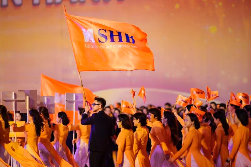 Cán bộ, nhân viên Ngân hàng SHB diễu hành trong Ngày hội văn hóa.