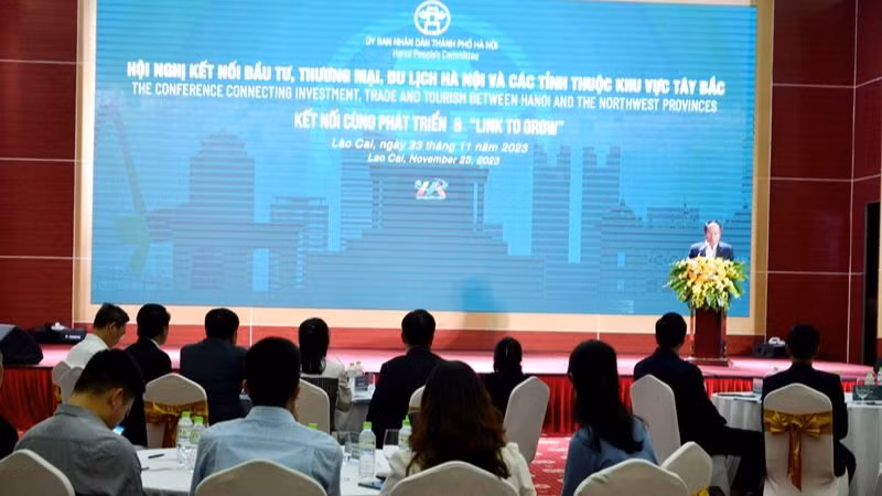Hội nghị xúc tiến đầu tư, thương mại, du lịch kết hợp không gian triển lãm sản phẩm hàng hóa tiêu biểu giữa Hà Nội và các tỉnh thuộc khu vực Tây Bắc, tại thành phố Lào Cai, chiều 23/11. (Ảnh: QUỐC HỒNG) 
