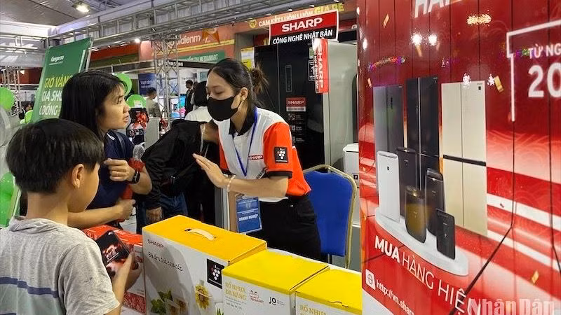Các doanh nghiệp sản xuất hàng điện tử, đồ gia dụng giới thiệu sản phẩm tới khách hàng.