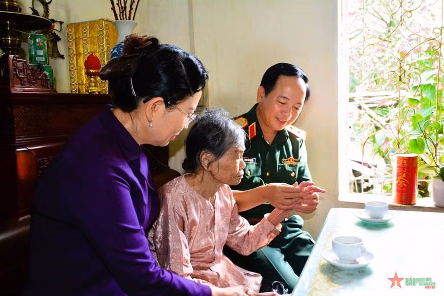 Trung tướng Trịnh Văn Quyết và đoàn công tác thăm, tặng quà mẹ liệt sĩ ở tỉnh Hà Nam. (Ảnh: qdnd.vn)
