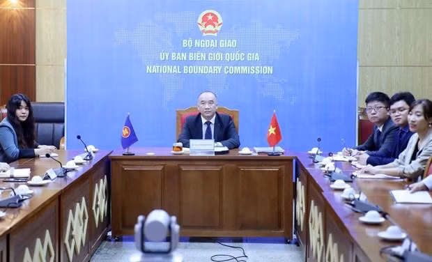 Phó Chủ nhiệm Ủy ban Biên giới Quốc gia (Bộ Ngoại giao) Nguyễn Mạnh Đông tham dự hội thảo trực tuyến. (Ảnh: Lâm Khánh/TTXVN)