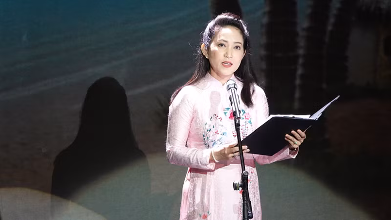 Nghệ sĩ Ưu tú Nguyễn Thị Thanh Thúy, Phó Giám đốc Sở Văn hóa và Thể thao thành phố phát biểu tại chương trình.